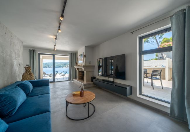 Villa in Sumartin - Seafront Villa Serenita Villa in Sumartin - Seafront Villa Serenita