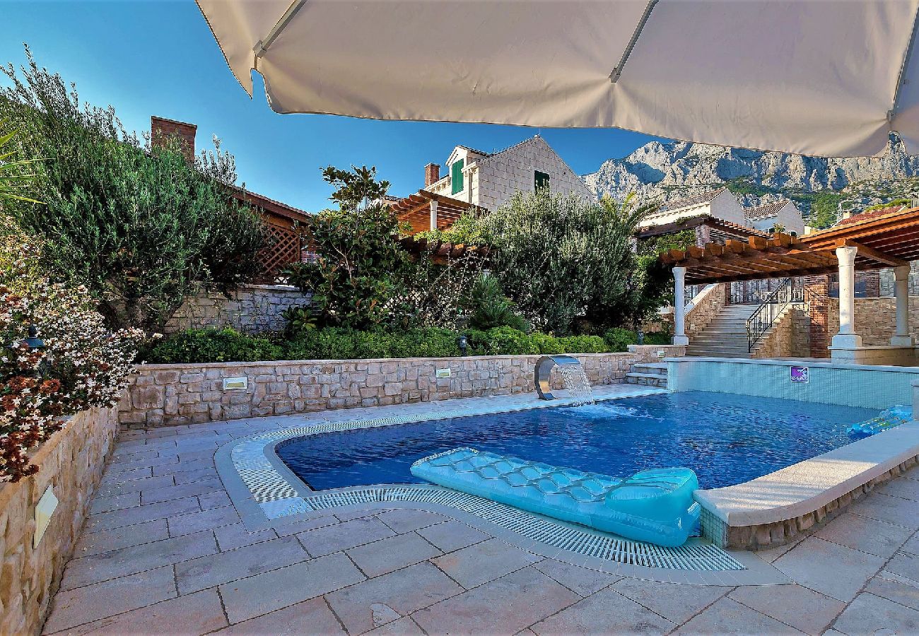 Villa in Makarska - Villa Vikki with pool and seaview 