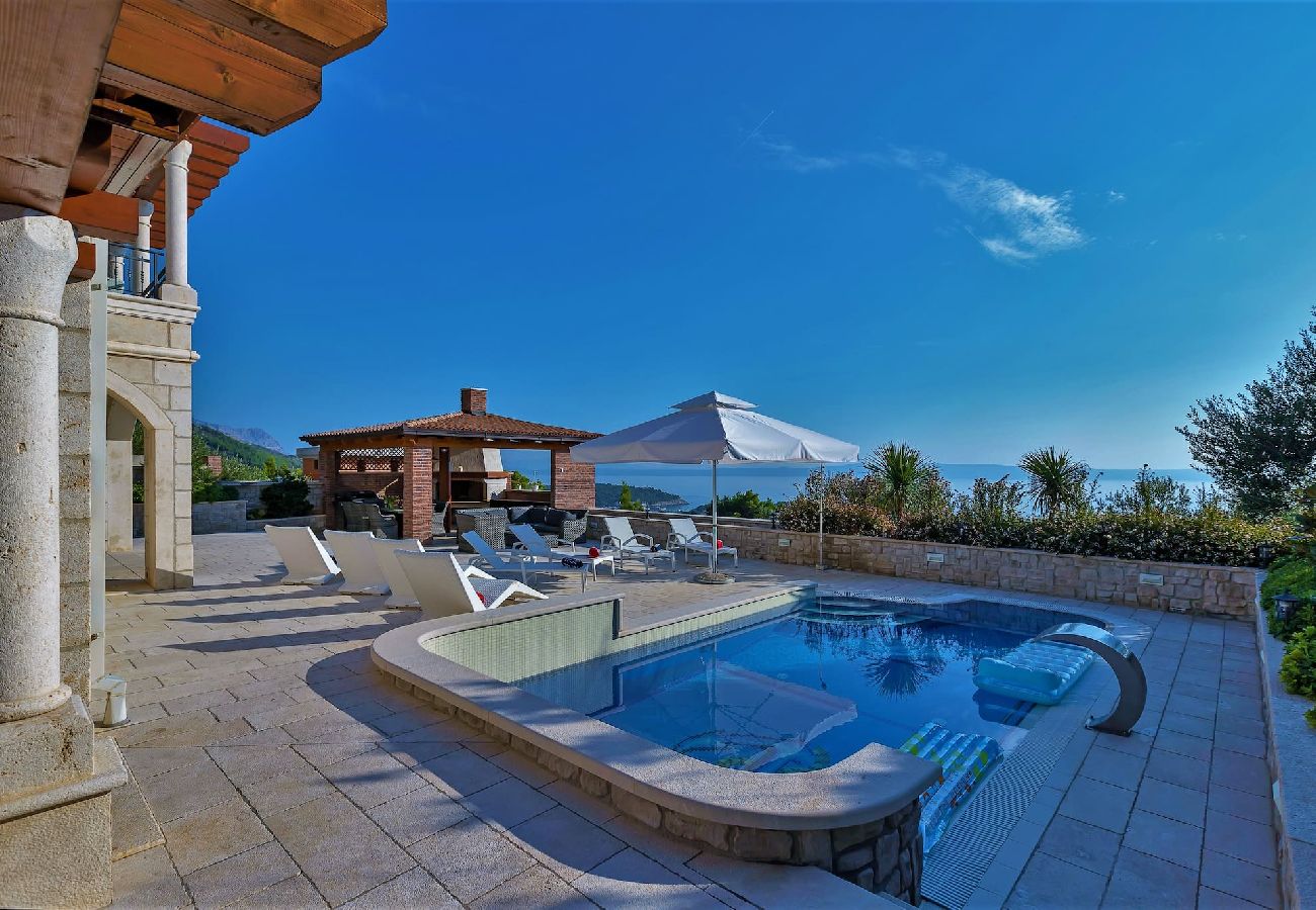 Villa in Makarska - Villa Vikki with pool and seaview 