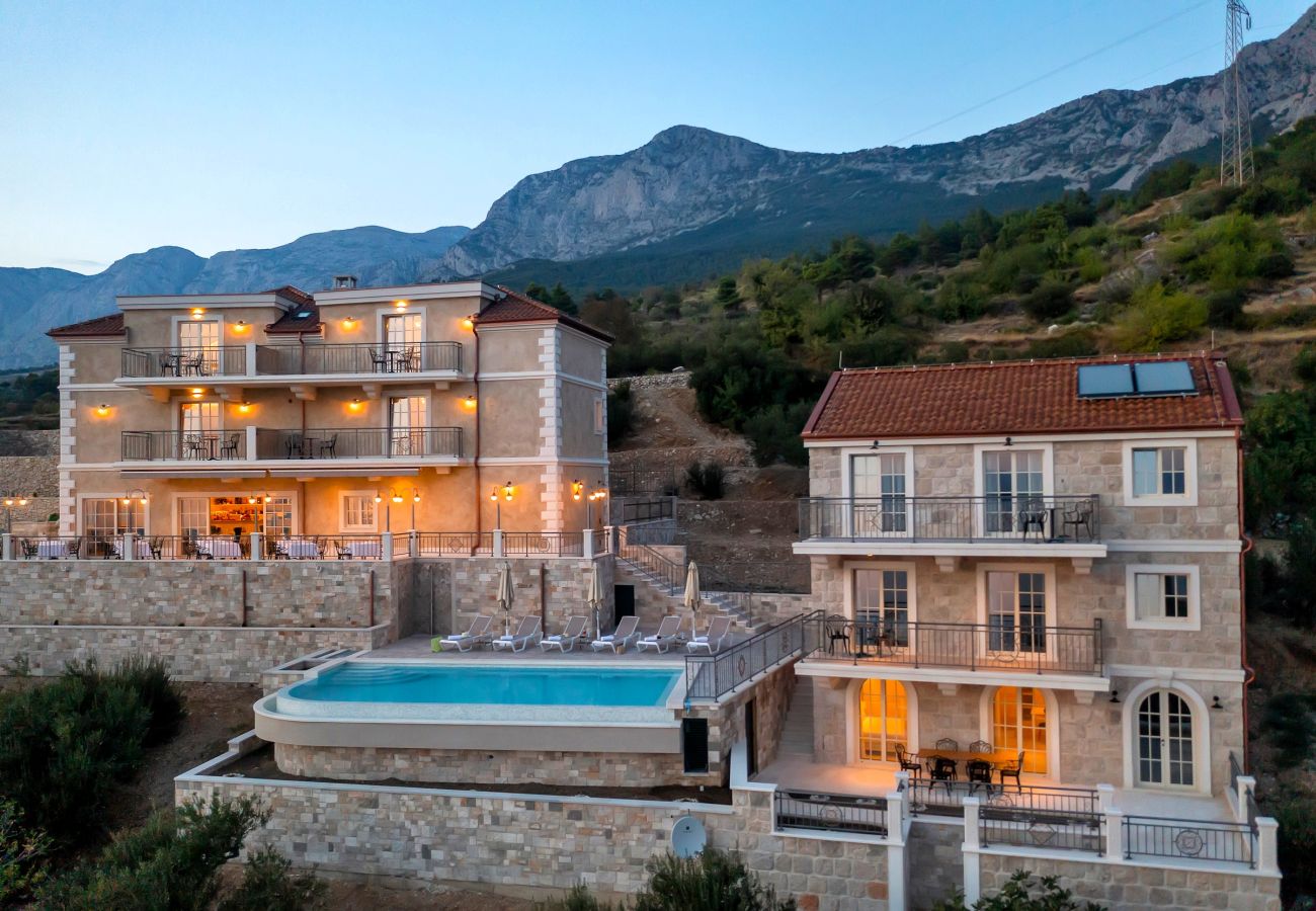 Rent by room in Podgora - Hotel Nature's Retreat, Deluxe suite with balcony and sea view