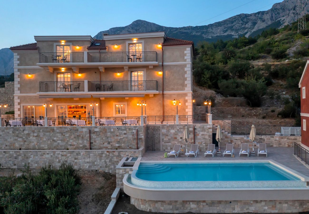 Rent by room in Podgora - Hotel Nature's Retreat, Deluxe suite with balcony and sea view