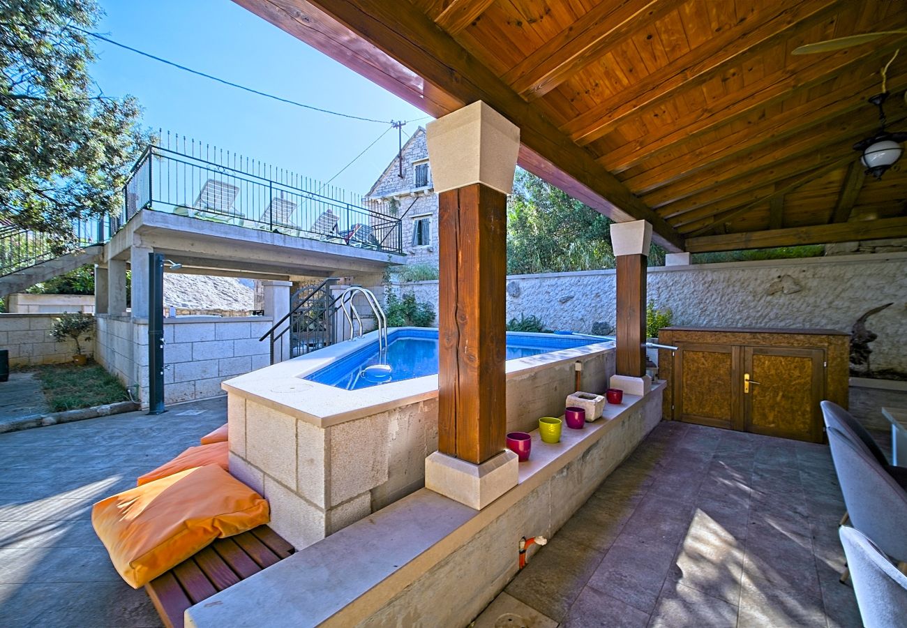 House in Selca - Villa Valentina with pool and close to beach