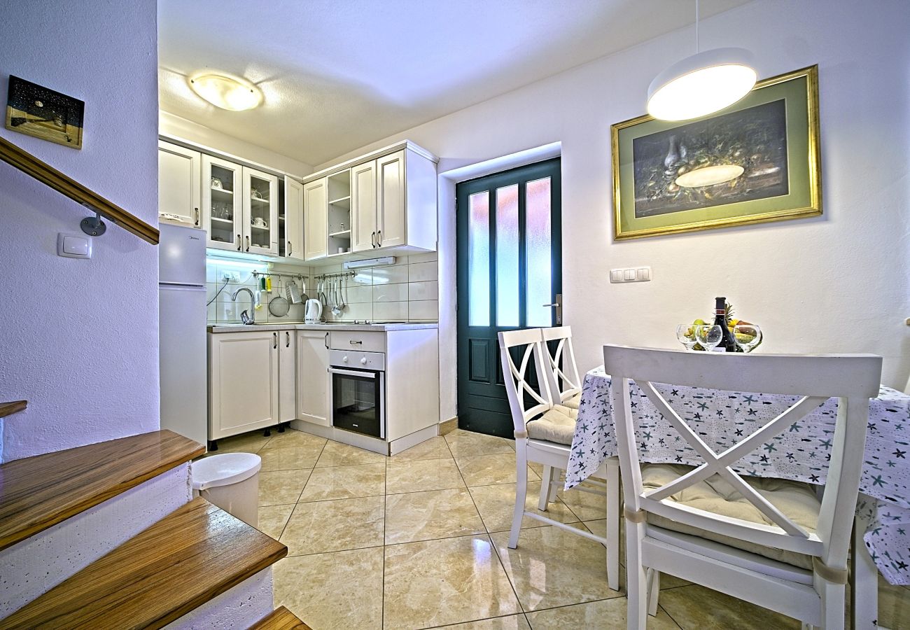 Hus i Selca - Villa Valentina with pool and close to beach