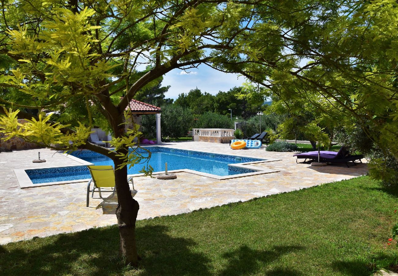 Apartament w Sumartin - Luxury Apartment Preko with pool, island Brac