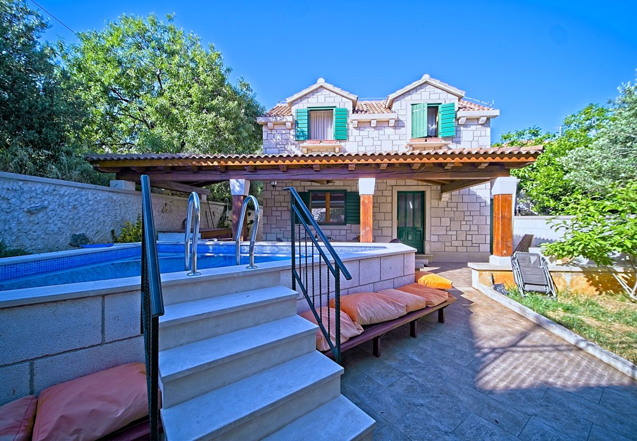 Dom w Selca - Villa Valentina with pool and close to beach