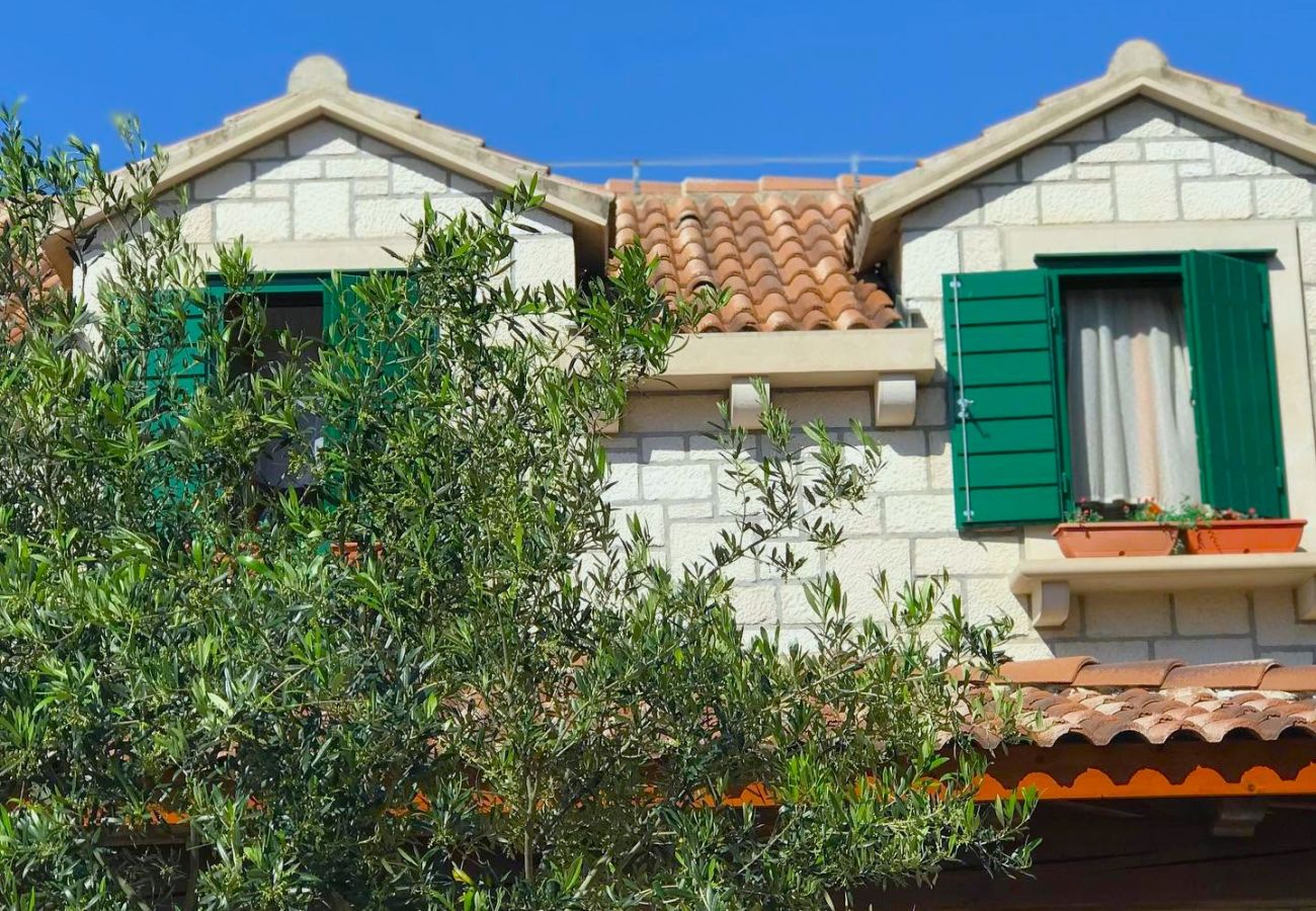 Dom w Selca - Villa Valentina with pool and close to beach