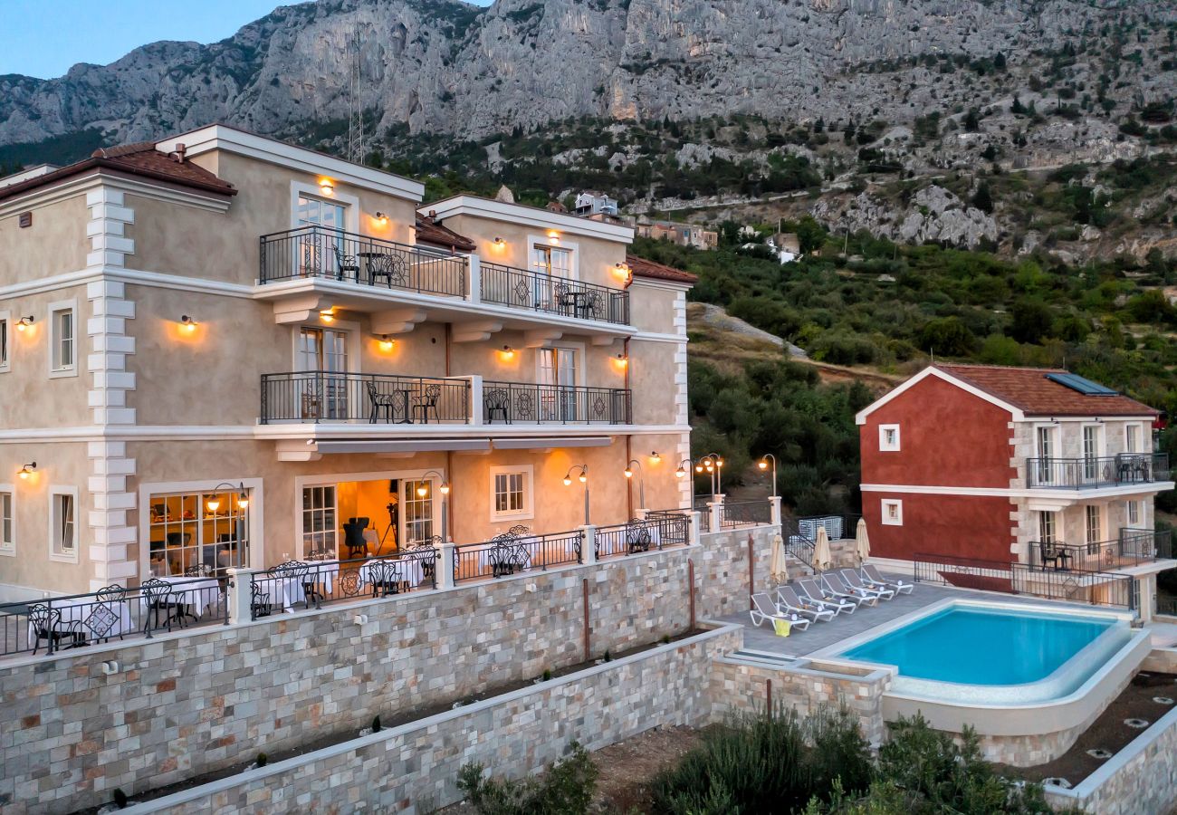 Hyra rum i Podgora - Hotel Nature's Retreat, Deluxe double room with balcony and sea view