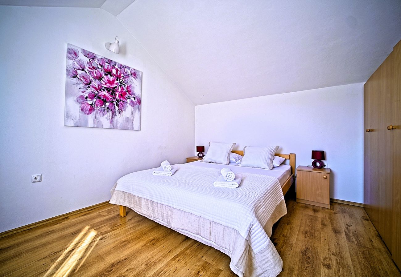 Stuga i Selca - Villa Valentina with pool and close to beach