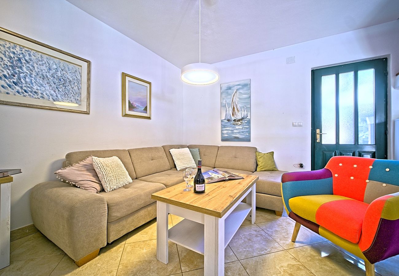 Stuga i Selca - Villa Valentina with pool and close to beach