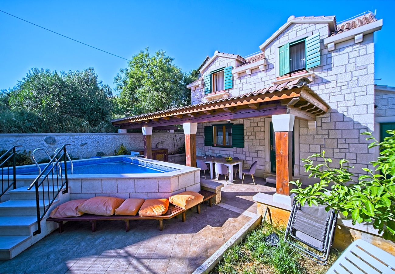 Stuga i Selca - Villa Valentina with pool and close to beach