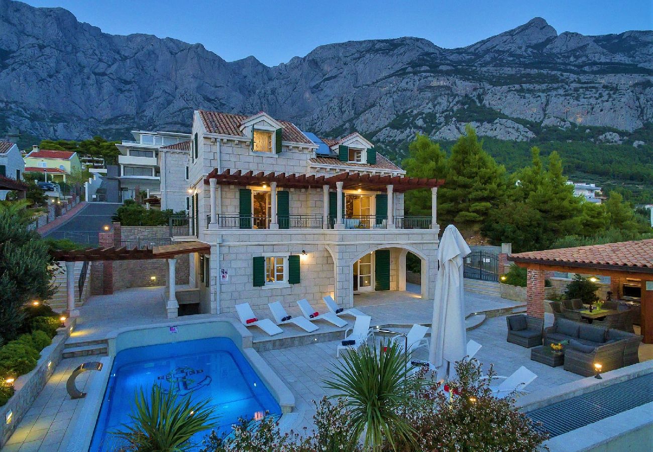 Villa in Makarska - Villa Vikki mit Pool und Meerblick 