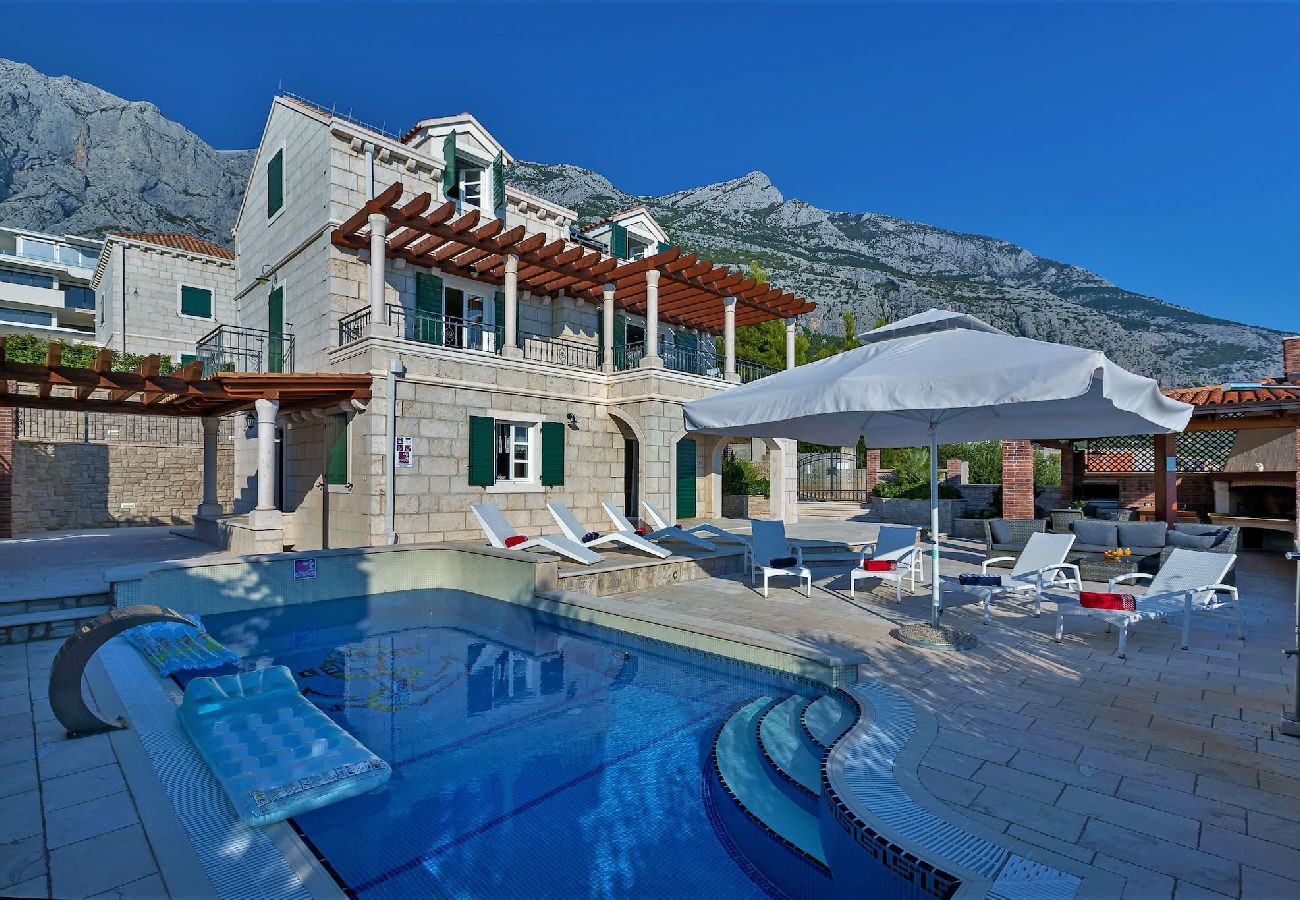 Villa in Makarska - Villa Vikki mit Pool und Meerblick 