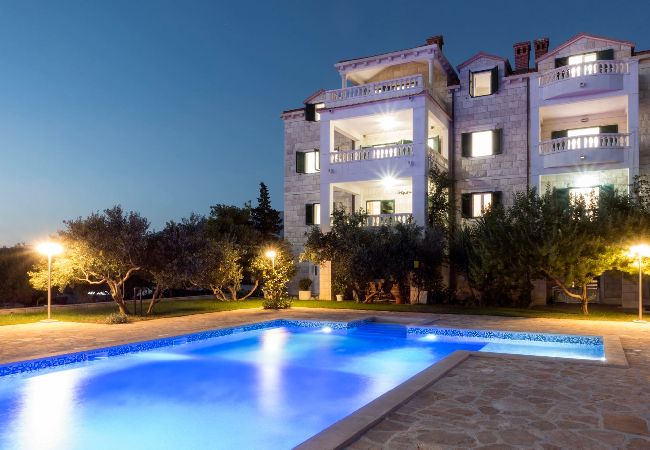 Ferienwohnung in Sumartin -  Villa Barbara, Apartment Roza mit Pool