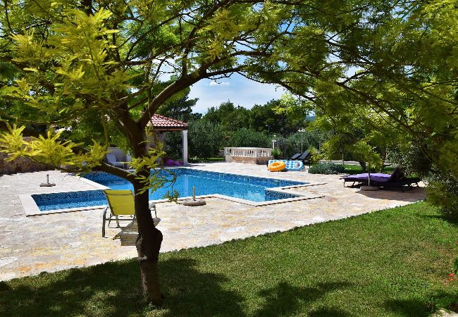 Ferienwohnung in Sumartin -  Villa Barbara, Apartment Roza mit Pool
