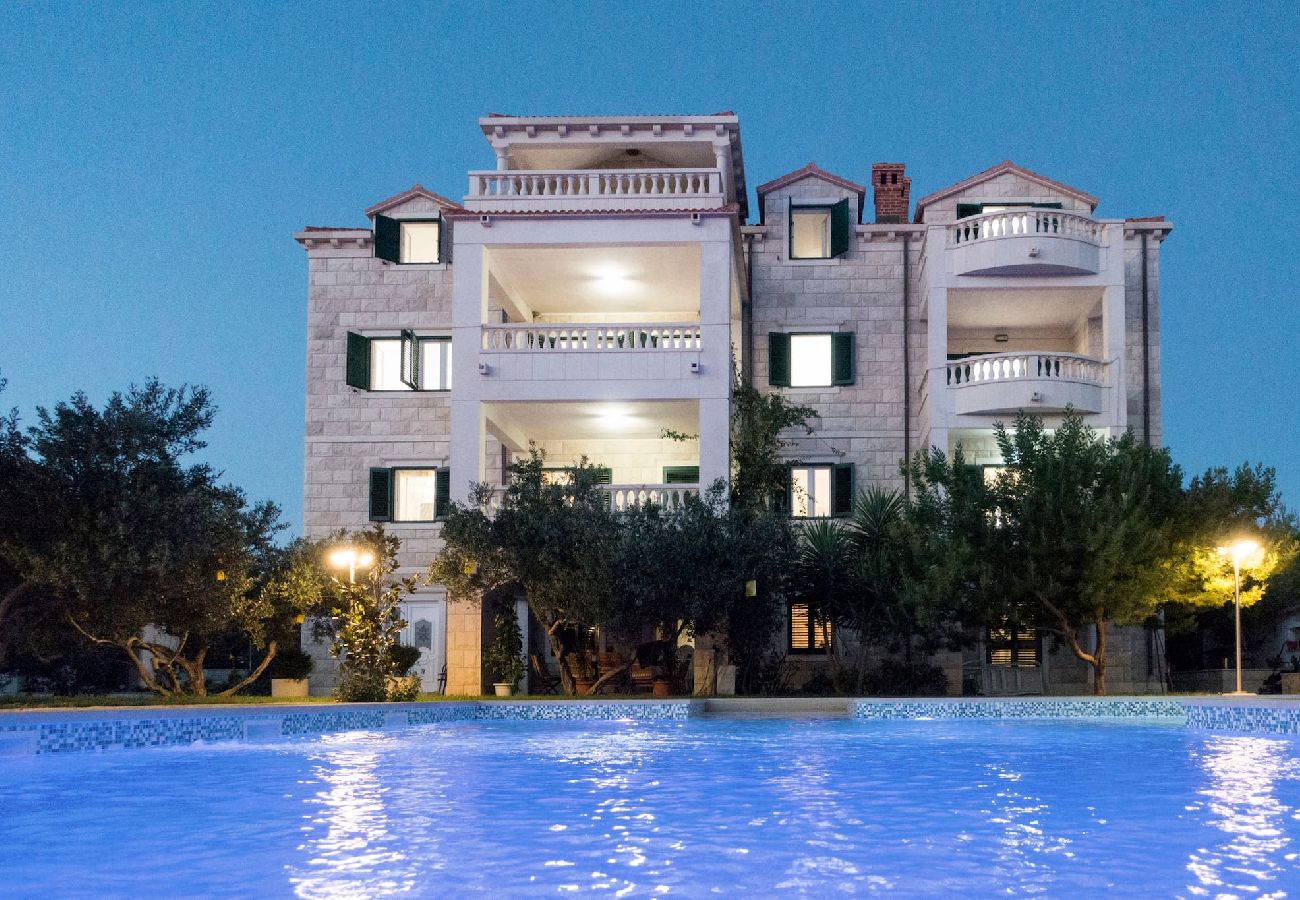 Ferienwohnung in Sumartin - Luxury Apartment Niko mit Pool, Insel Brac