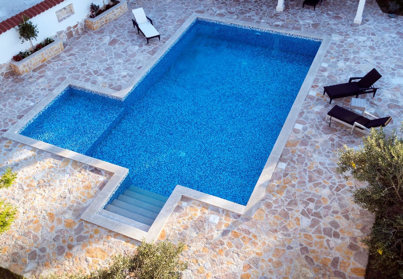Ferienwohnung in Sumartin -  Luxury Apartment Preko mit Pool, Insel Brac