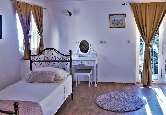 Ferienhaus in Makarska -  Villa Apollon mit Pool