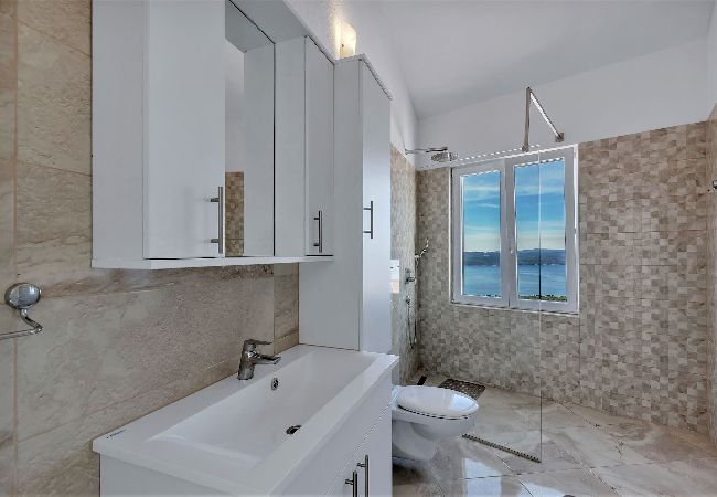 Ferienhaus in Bast -  Villa Magico mit Pool und Meerblick Ferienhaus in Bast -  Villa Magico mit Pool und Meerblick
