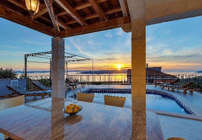 Ferienhaus in Bast -  Villa Magico mit Pool und Meerblick Ferienhaus in Bast -  Villa Magico mit Pool und Meerblick