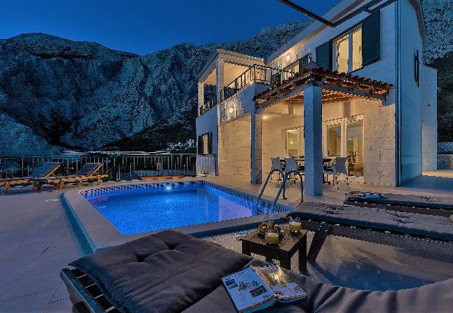 Ferienhaus in Bast -  Villa Magico mit Pool und Meerblick Ferienhaus in Bast -  Villa Magico mit Pool und Meerblick