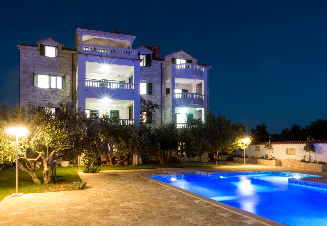 Ferienwohnung in Sumartin - Luxury Apartment Dado mit Pool, Insel Brac