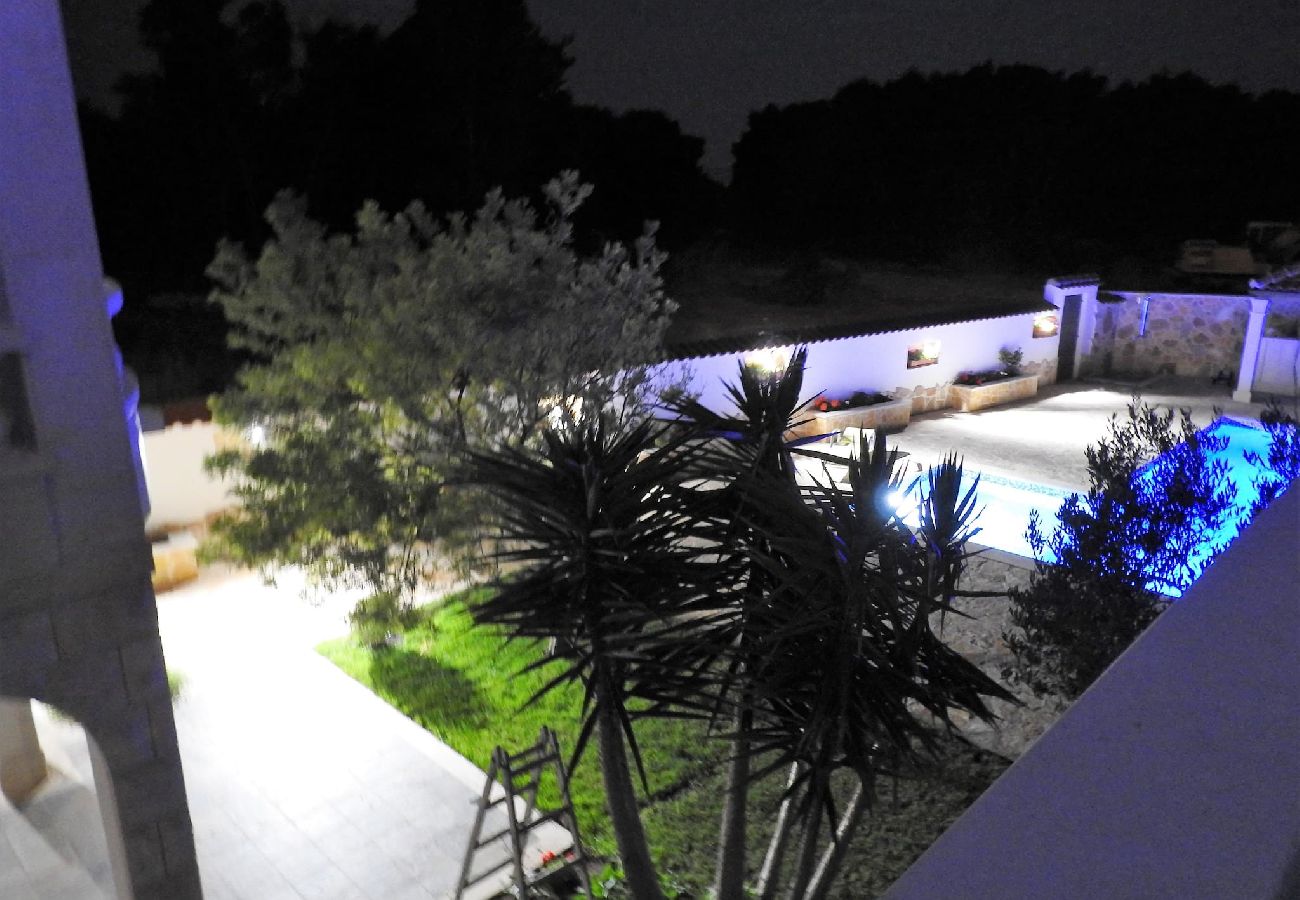 Ferienwohnung in Sumartin - Luxury Apartment Dado mit Pool, Insel Brac