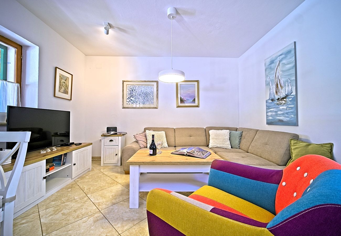 Ferienhaus in Selca - Villa Valentina mit Pool und nahe Strand