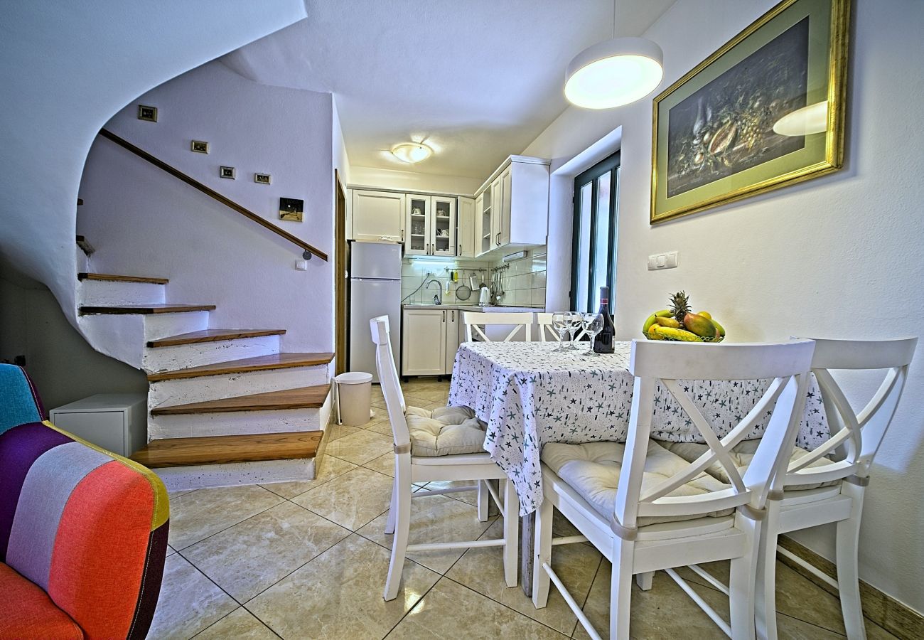 Ferienhaus in Selca - Villa Valentina mit Pool und nahe Strand