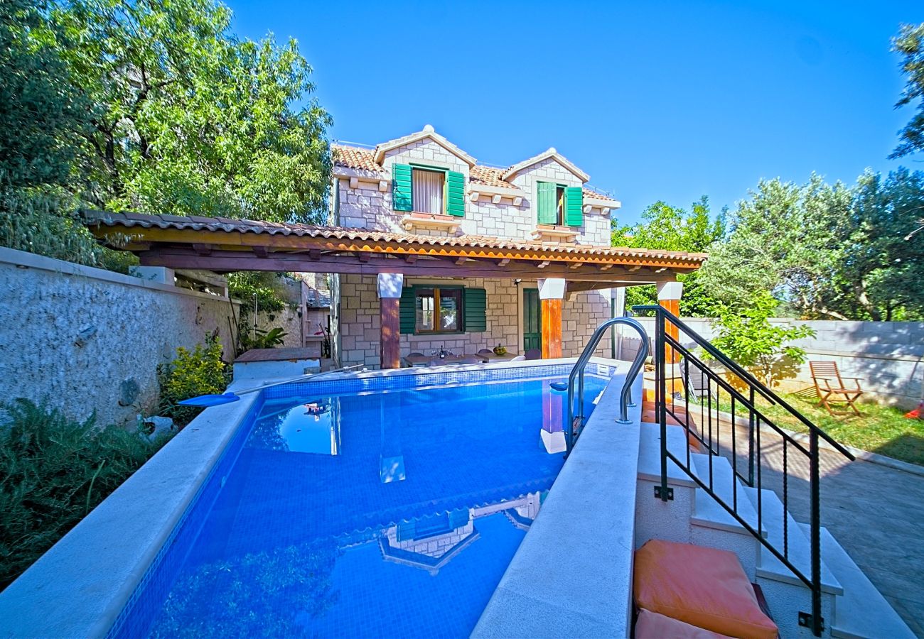 Ferienhaus in Selca - Villa Valentina mit Pool und nahe Strand