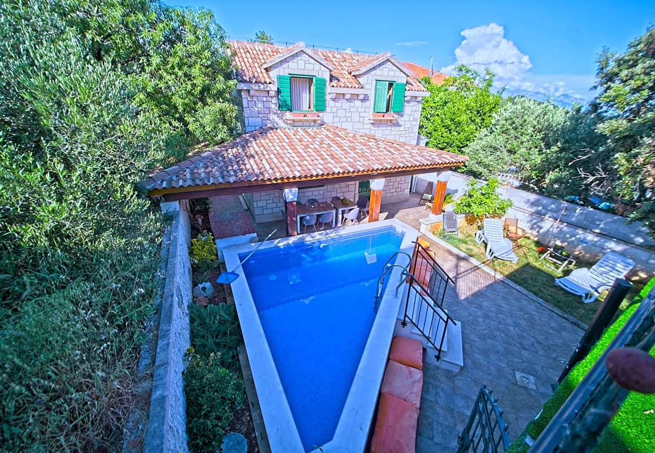 Ferienhaus in Selca - Villa Valentina mit Pool und nahe Strand