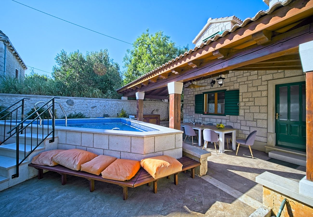 Ferienhaus in Selca - Villa Valentina mit Pool und nahe Strand