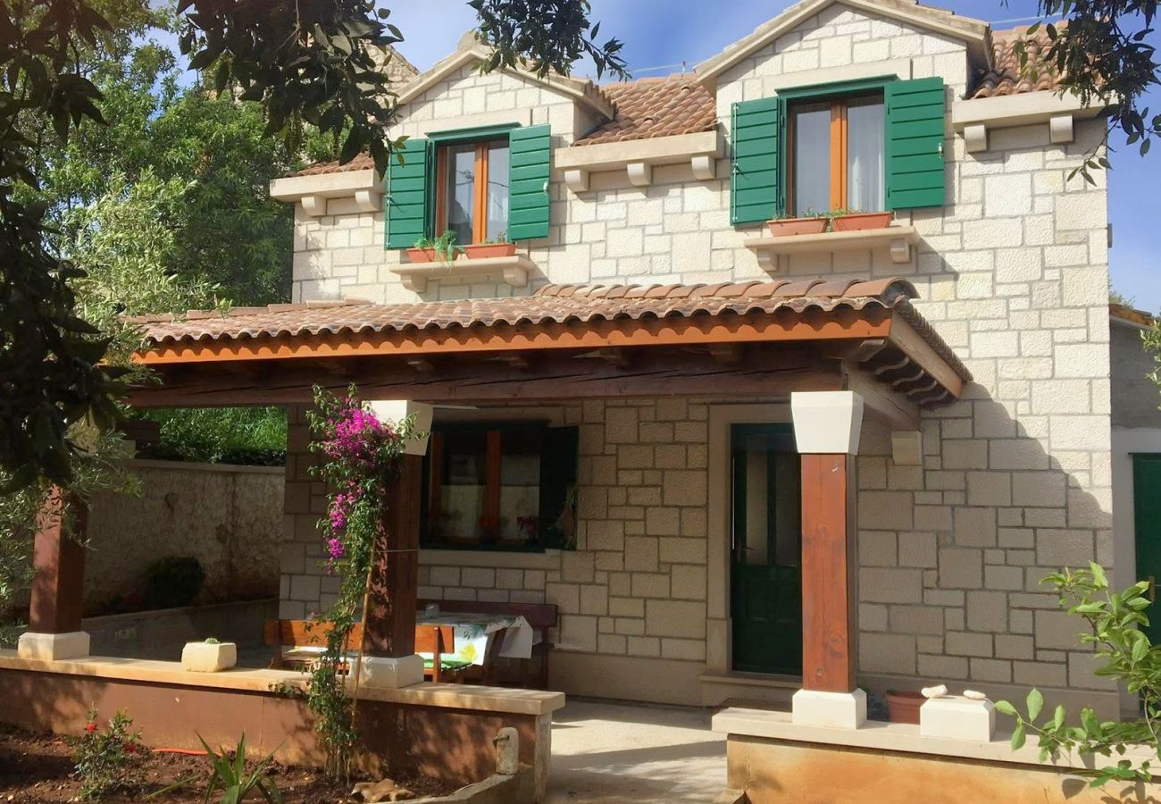 Ferienhaus in Selca - Villa Valentina mit Pool und nahe Strand