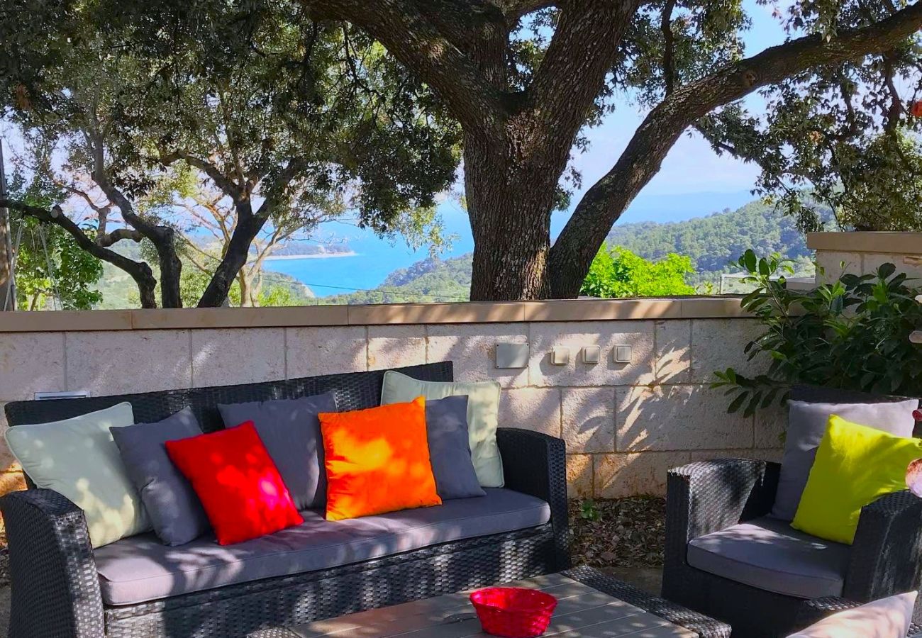 Ferienhaus in Selca - Villa Valentina mit Pool und nahe Strand