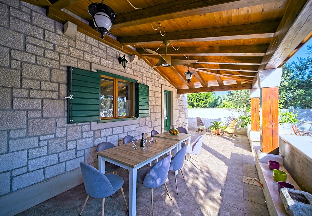 Ferienhaus in Selca - Villa Valentina mit Pool und nahe Strand