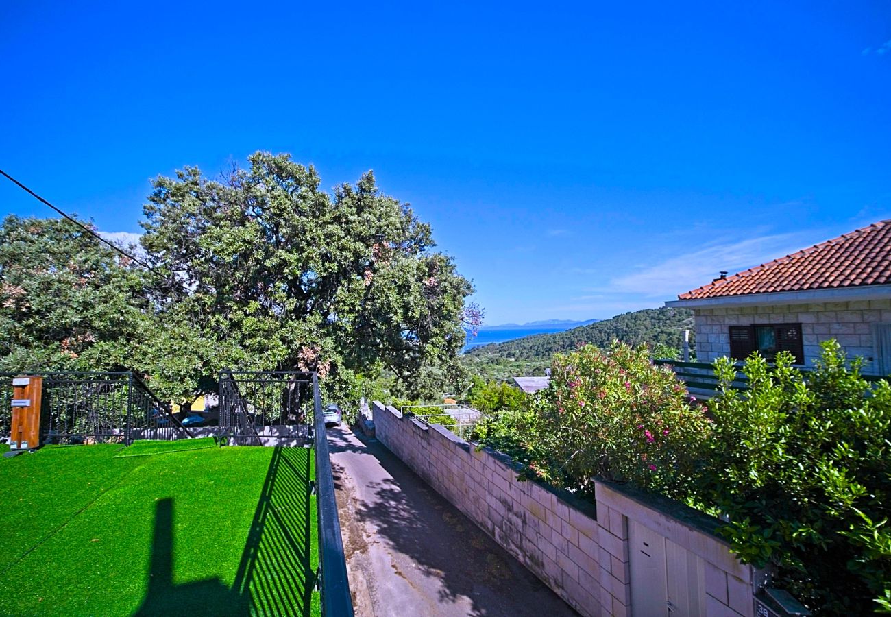 Ferienhaus in Selca - Villa Valentina mit Pool und nahe Strand