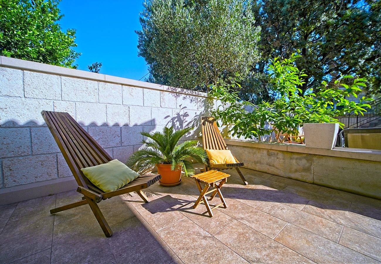 Ferienhaus in Selca - Villa Valentina mit Pool und nahe Strand